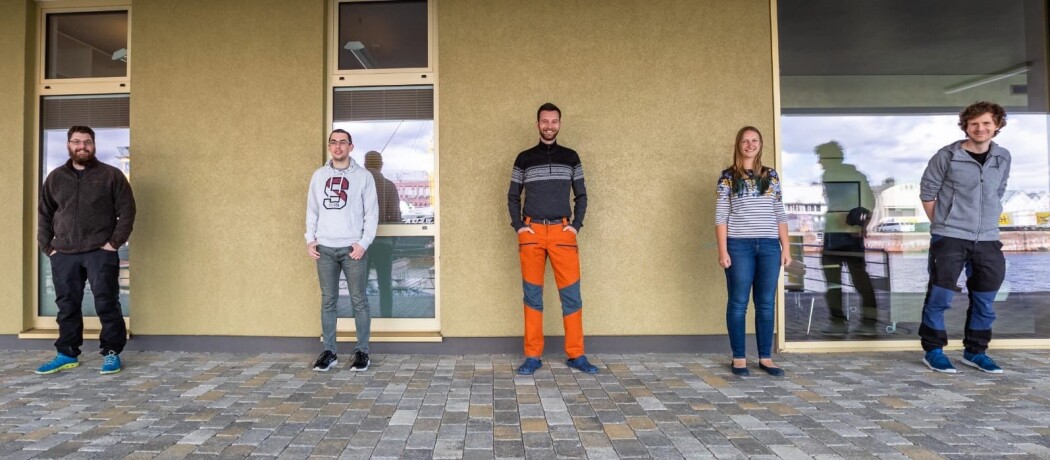 Sosial distanse på kaia. Her er det luftepause ved karantenehotellet i Bremerhaven før avreise. Fra venstre Benjamin Lange (NPI), Evgenii Salganik (NTNU), Morven Muilwijk (UiB/ Bjerknessenteret), Jessie Gardner (UiT) and Oliver Müller (UiB). Sosial distanse på kaia. Her er det luftepause ved karantenehotellet i Bremerhaven før avreise. Fra venstre Benjamin Lange (NPI), Evgenii Salganik (NTNU), Morven Muilwijk (UiB/ Bjerknessenteret), Jessie Gardner (UiT) and Oliver Müller (UiB).