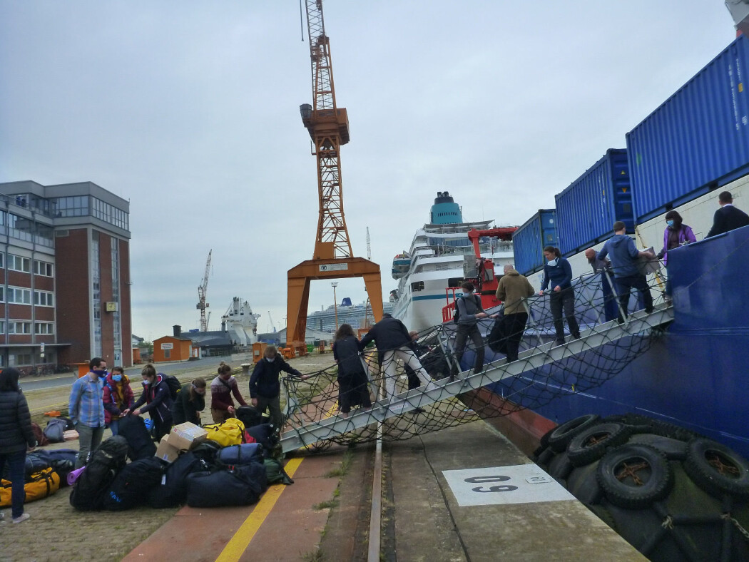 Lang, lang rekke. Vi laster skipet bagasjen før avreise fra Bremerhaven. Lang, lang rekke. Vi laster skipet bagasjen før avreise fra Bremerhaven.