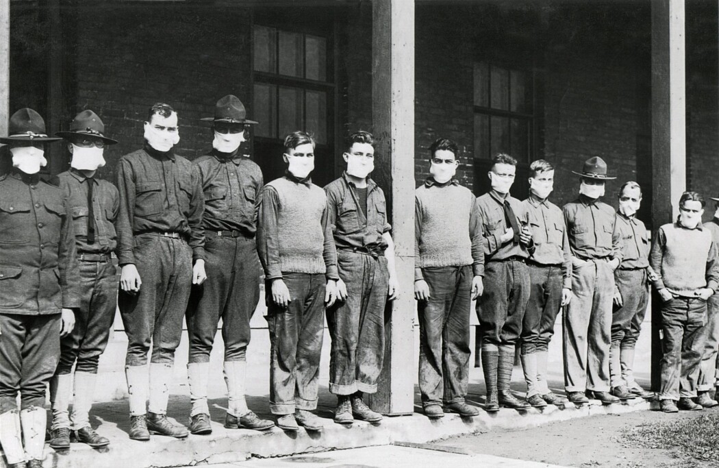Menn med munnbind utenfor et amerikansk militærsykehus i 1918. Menn med munnbind utenfor et amerikansk militærsykehus i 1918.