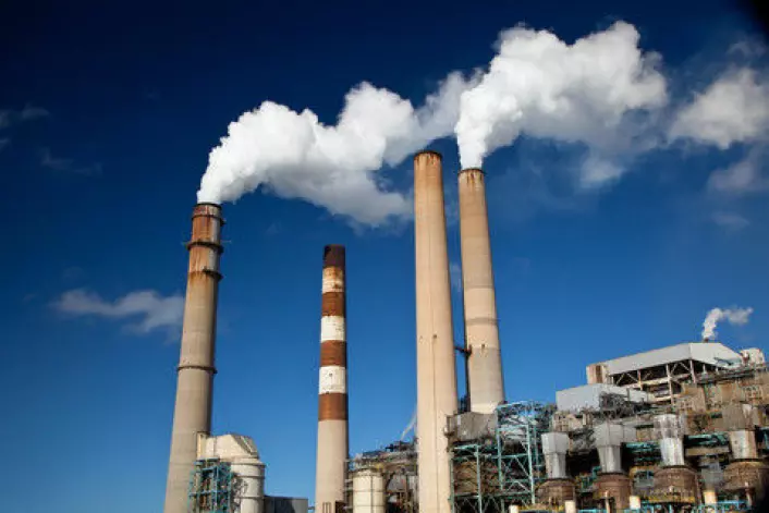 WMO hevder at fossilt brennstoff-relaterte aktiviteteter som for eksempel oljeraffinering fører til økte nivåer av klimagasser. (Foto: Colourbox)