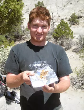 Kevin Terris var 17 år da det unike fossilet ble gjort for fire år siden. Her viser han noen knokler fra funnet. (Foto: Raymond M. Alf Museum of Paleontology)