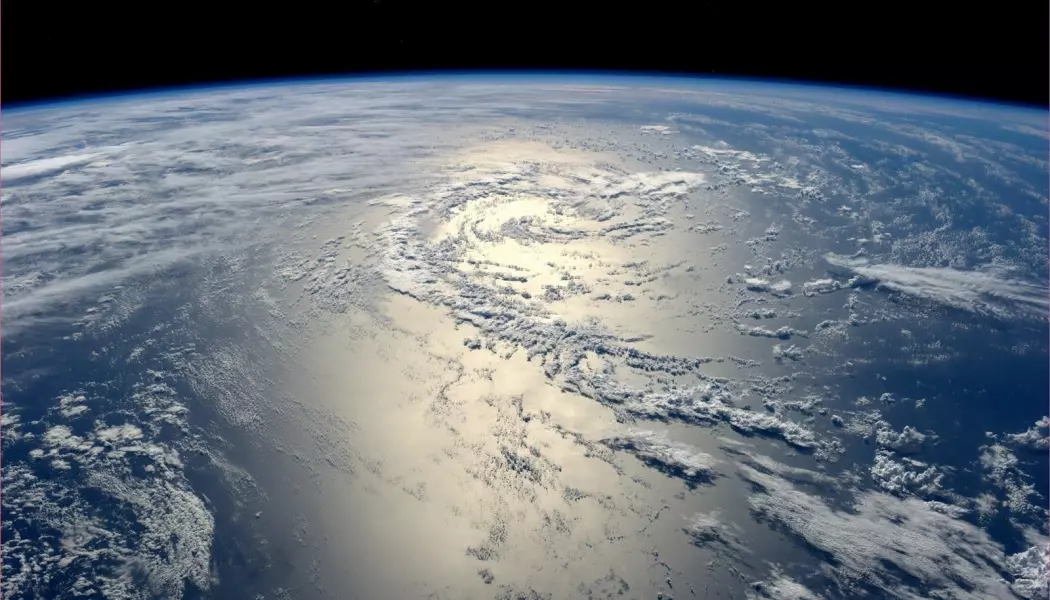 Solen reflekteres av Stillehavet, sett fra Den internasjonale romstasjonen.