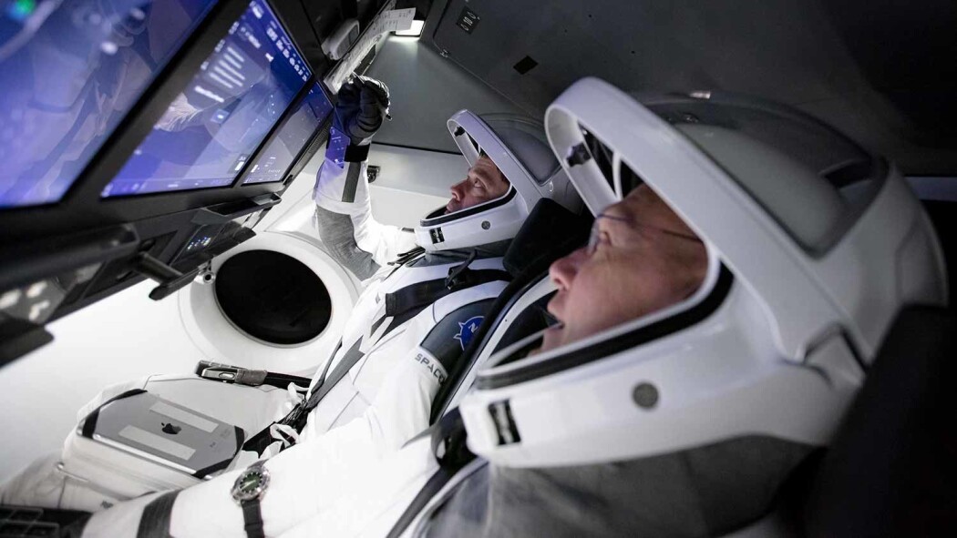 NASA-astronautene Bob Behnken and Doug Hurley (foran) forbereder seg på oppskytningen i simulatoren til SpaceX i slutten av mars 2020. NASA-astronautene Bob Behnken and Doug Hurley (foran) forbereder seg på oppskytningen i simulatoren til SpaceX i slutten av mars 2020.