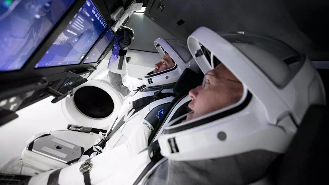 NASA-astronautene Bob Behnken and Doug Hurley (foran) forbereder seg på oppskytningen i simulatoren til SpaceX i slutten av mars 2020.