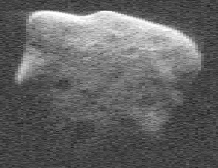 Asteroiden 1999 JM8 passerte 8,5 millioner kilometer fra jorda i 1999. Den har en diameter på 3,5 kilometer. Selv om den er mye større enn minimånene som blir fanget inn av jorda, ser den omtrent lik ut. (Foto: Radarbilde: NASA))