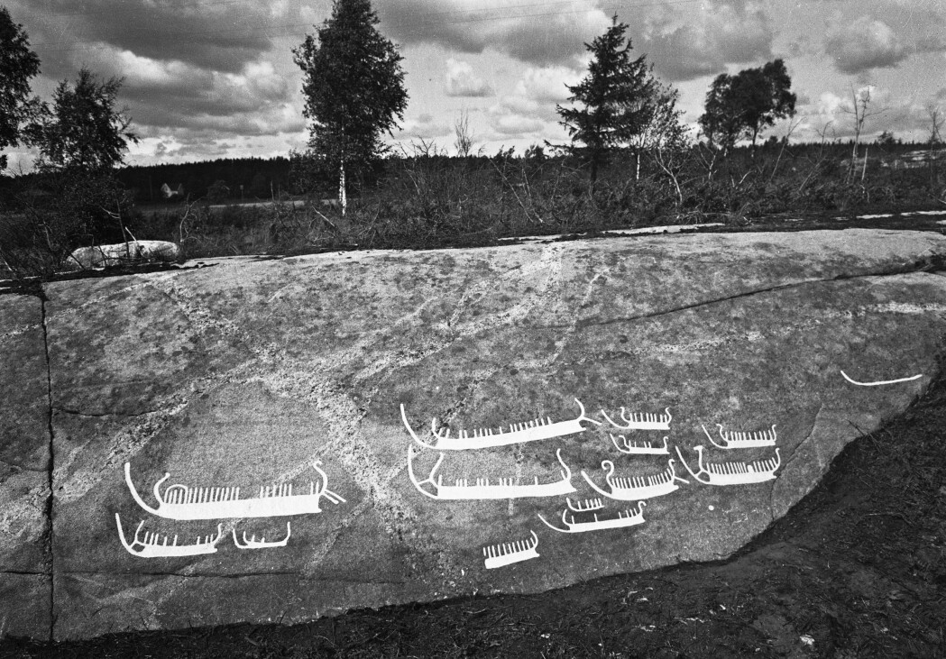 Folk kan for flere tusen år siden ha reist fra Norge og helt til Middelhavet i fartøyer som kanskje var like store som skipene vikingene brukte. På Hornnes i Skjeberg i Østfold ser du en hel armada med 17 bronsealderskip som stevner fram sørover langs det som en gang var et svaberg i vannkanten. Trolig lå det en strand her hvor skipene ble trukket opp på land. Alle fartøyene har stort mannskap. Flere har ror bak. Legg også merke til den helt spesielle stevnen foran og bak. På minst ett av skipene er det noe som ligner et dragehode. Mye minner om vikingskipene, Folk kan for flere tusen år siden ha reist fra Norge og helt til Middelhavet i fartøyer som kanskje var like store som skipene vikingene brukte. På Hornnes i Skjeberg i Østfold ser du en hel armada med 17 bronsealderskip som stevner fram sørover langs det som en gang var et svaberg i vannkanten. Trolig lå det en strand her hvor skipene ble trukket opp på land. Alle fartøyene har stort mannskap. Flere har ror bak. Legg også merke til den helt spesielle stevnen foran og bak. På minst ett av skipene er det noe som ligner et dragehode. Mye minner om vikingskipene,