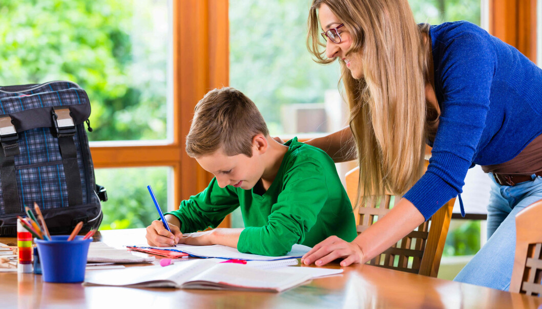 Oppmuntring fra foreldre gjør at barn som risikerer å falle ut av skolen likevel kan klare å mestre skolearbeidet. I studien har forskere samlet de mest effektive tiltakene for disse barna og familiene. Oppmuntring fra foreldre gjør at barn som risikerer å falle ut av skolen likevel kan klare å mestre skolearbeidet. I studien har forskere samlet de mest effektive tiltakene for disse barna og familiene.