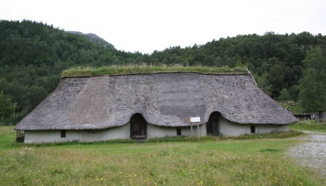 På Forsandmoen i Rogaland står dette rekonstruerte huset fra bronsealderen, med tre avdelinger innvendig. Sånn kan hus ha begynt å se ut i Norge for 3500 år siden. Kanskje bodde det 15-20 mennesker her. Veggene er klint med leire og inngangene er på langveggen. For rundt 3000 år siden ble husene noe mindre enn dette, med færre mennesker i hvert hus. Kanskje fikk vi da de første kjernefamiliene? På Forsandmoen i Rogaland står dette rekonstruerte huset fra bronsealderen, med tre avdelinger innvendig. Sånn kan hus ha begynt å se ut i Norge for 3500 år siden. Kanskje bodde det 15-20 mennesker her. Veggene er klint med leire og inngangene er på langveggen. For rundt 3000 år siden ble husene noe mindre enn dette, med færre mennesker i hvert hus. Kanskje fikk vi da de første kjernefamiliene?