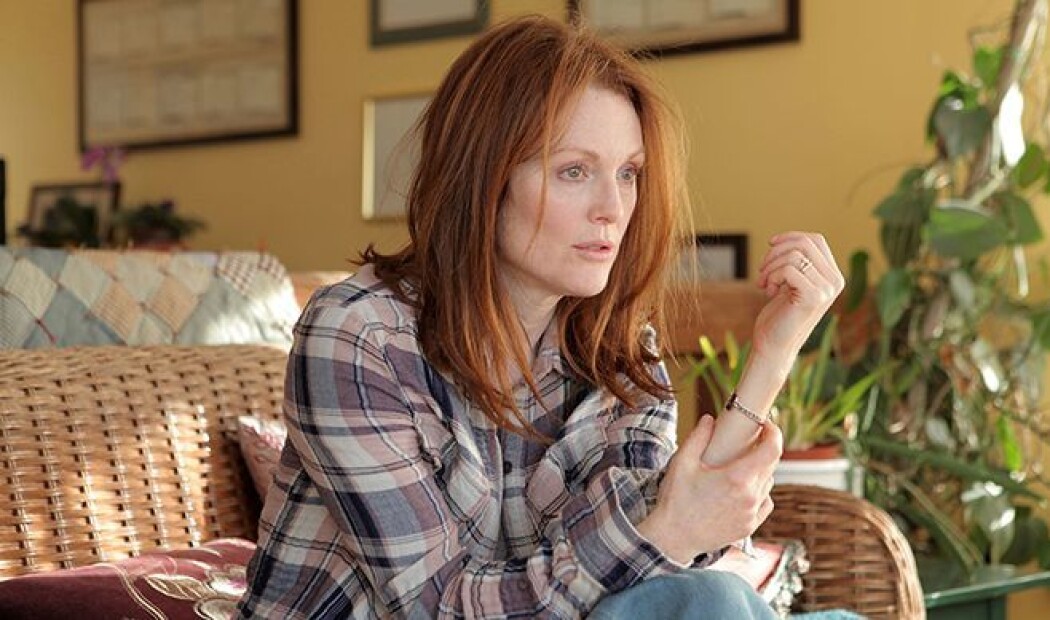 I filmen Still Alice, spiller Julianne Moore en kvinne som får Alzheimer. Filmen tar opp spørsmål om hvilke egenskaper som gjør livet verdt å leve, mener Michael Lundblad. I filmen Still Alice, spiller Julianne Moore en kvinne som får Alzheimer. Filmen tar opp spørsmål om hvilke egenskaper som gjør livet verdt å leve, mener Michael Lundblad.