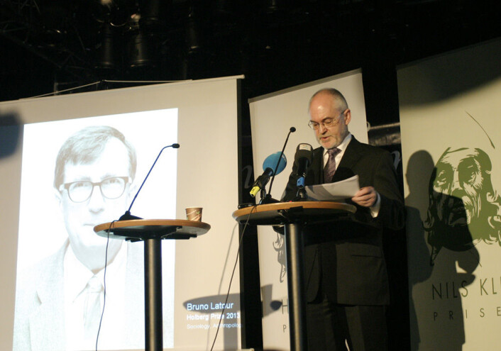 UiB-rektor Sigmund Grønmo kunngjorde prisvinneren på et arrangement på Studentersamfunnet i Bergen tidlig onsdag ettermiddag. (Foto: Andreas R. Graven) UiB-rektor Sigmund Grønmo kunngjorde prisvinneren på et arrangement på Studentersamfunnet i Bergen tidlig onsdag ettermiddag. (Foto: Andreas R. Graven)