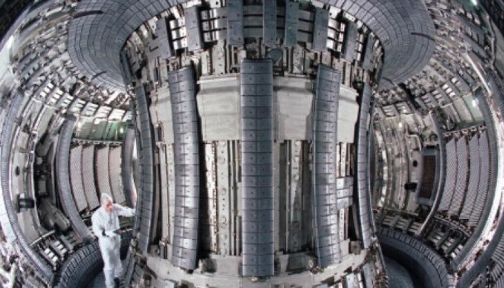 Innsiden av verdens største fusjonseksperiment Joint European Torus i England. Plasmaet sperres inne av sterke magnetfelt inni et smulteringformet kammer. Innsiden av verdens største fusjonseksperiment Joint European Torus i England. Plasmaet sperres inne av sterke magnetfelt inni et smulteringformet kammer.