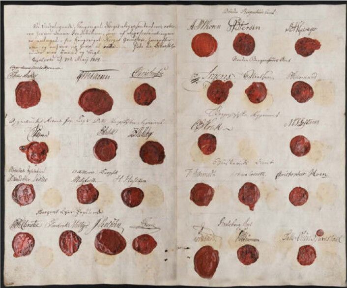 Grunnlovsdokumentet med 110 paragrafer fra Eidsvoll er på 48 sider. Sannsynligvis var det trønderen Johan Matthæus Buschman som skrev ned teksten. Bakerst har 111 av de 112 representantene satt stemplene og signaturene sine. Representanten Omsen fra Christiania hadde ikke med seg noe stempel til Eidsvoll og skrev bare signaturen sin. (Foto: Stortingsarkivet) Grunnlovsdokumentet med 110 paragrafer fra Eidsvoll er på 48 sider. Sannsynligvis var det trønderen Johan Matthæus Buschman som skrev ned teksten. Bakerst har 111 av de 112 representantene satt stemplene og signaturene sine. Representanten Omsen fra Christiania hadde ikke med seg noe stempel til Eidsvoll og skrev bare signaturen sin. (Foto: Stortingsarkivet)