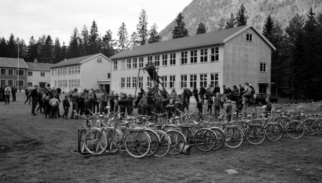 Forskere har studert dødelighet før fylte 64 år i generasjonene før og etter innføringen av 9-årig grunnskole på 60-tallet. Her fra Tokke skole i Telemark året 1963. Forskere har studert dødelighet før fylte 64 år i generasjonene før og etter innføringen av 9-årig grunnskole på 60-tallet. Her fra Tokke skole i Telemark året 1963.