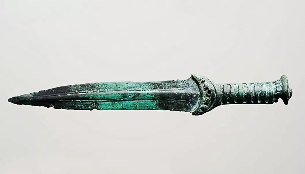 En dolk av bronse fra eldre bronsealder. Den ble funnet under utgraving av en gravrøys på Inderøy i Nord-Trøndelag.