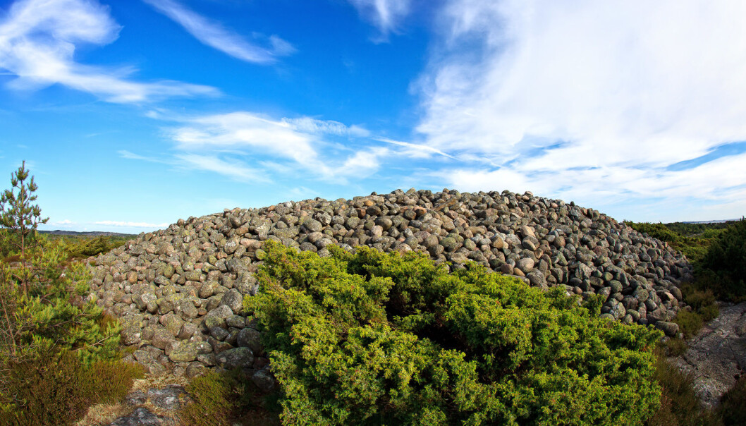 På øya Herføl aller lengst ute i Hvaler-skjærgården i Østfold ligger den gigantiske «Herfølsåta». For 3000 år siden sto havet 15-20 meter høyere enn dag og det må ha vært en enorm jobb å bygge en slik røys på det som den gang var en ganske liten øy der det neppe bodde mennesker. Herfølsåta ble opplagt bygd for å kunne sees – av folk som kom i båter og skip langs kysten fra dagens Sverige til Norge. Men hvorfor var det så viktig? På øya Herføl aller lengst ute i Hvaler-skjærgården i Østfold ligger den gigantiske «Herfølsåta». For 3000 år siden sto havet 15-20 meter høyere enn dag og det må ha vært en enorm jobb å bygge en slik røys på det som den gang var en ganske liten øy der det neppe bodde mennesker. Herfølsåta ble opplagt bygd for å kunne sees – av folk som kom i båter og skip langs kysten fra dagens Sverige til Norge. Men hvorfor var det så viktig?