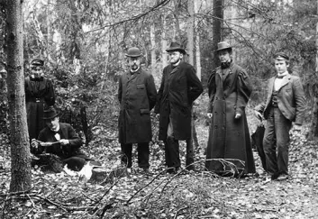 Fra sopptur til Sandviksåsen (Bærum) i oktober 1897. Fra v. Thekla Resvoll, Carl Størmer, Axel Blytt, Ove Dahl, Asta Lundell og student Fadum. Foto: Thekla Resvoll (?).
