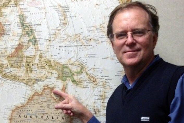 Den australske professoren Ian McIntosh har fem gamle kobbermynter og et kart med en stor 'X' på. Med disse hjelpemidlene skal han finne ut hvem som oppdaget Australia. (Foto: Purdue University) Den australske professoren Ian McIntosh har fem gamle kobbermynter og et kart med en stor 'X' på. Med disse hjelpemidlene skal han finne ut hvem som oppdaget Australia. (Foto: Purdue University)