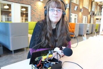 Boksen på bildet inneholder det som skal erstattes av elektronikk i headsettet, og selve programmet som kommuniserer med bruker under hørselstesten. Dette programmet skal bli en App. Mikrofonen skal også implementeres i headsettet. (Foto: Sintef) Boksen på bildet inneholder det som skal erstattes av elektronikk i headsettet, og selve programmet som kommuniserer med bruker under hørselstesten. Dette programmet skal bli en App. Mikrofonen skal også implementeres i headsettet. (Foto: Sintef)