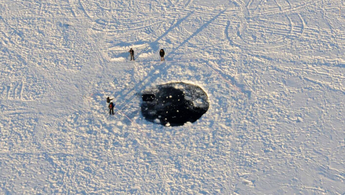 Nesten hele meteoren som falt ned over Tsjeljabinsk-området brant opp i møtet med jordas atmosfære. Det største fragmentet som nådde bakken endte opp under isen på innsjøen Tsjebarkul. (Foto: Eduard Kalinin) Nesten hele meteoren som falt ned over Tsjeljabinsk-området brant opp i møtet med jordas atmosfære. Det største fragmentet som nådde bakken endte opp under isen på innsjøen Tsjebarkul. (Foto: Eduard Kalinin)