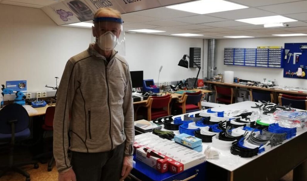 Pål Grønstad i full gang med å produsere ansiktsvisirer for brukere i helsesektoren. Pål Grønstad i full gang med å produsere ansiktsvisirer for brukere i helsesektoren.