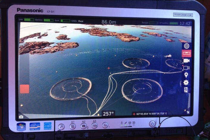 Den håndholdte enheten gir gode oversiktsbilder og kan brukes til dokumentasjon av alt fra HMS-forhold til utstyrets tekniske tilstand. (Foto: Sintef) Den håndholdte enheten gir gode oversiktsbilder og kan brukes til dokumentasjon av alt fra HMS-forhold til utstyrets tekniske tilstand. (Foto: Sintef)
