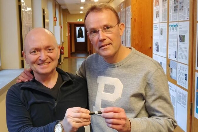 Roger Trones (t.v.) og Stig Pedersen-Bjergaard viser fram oppfinninga som vert lansert i 2021. Roger Trones (t.v.) og Stig Pedersen-Bjergaard viser fram oppfinninga som vert lansert i 2021.