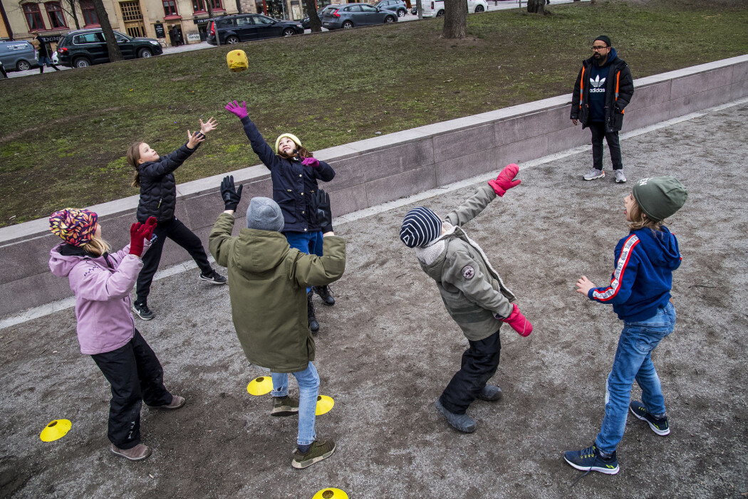 Mens smitteoppsporingen i Norge har varslet dem som har vært i nærheten av smittede på skoler, har svenskene ofte valgt å la være. På grunn av personvernhensyn får foreldre og ansatte ved skolene bare beskjed om smitte hvis noens liv står i fare. Mens smitteoppsporingen i Norge har varslet dem som har vært i nærheten av smittede på skoler, har svenskene ofte valgt å la være. På grunn av personvernhensyn får foreldre og ansatte ved skolene bare beskjed om smitte hvis noens liv står i fare.