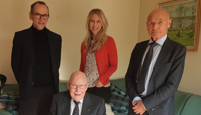 Bak fra venstre: Leiv Arne Rosseland, Silje Reme, Harald Breivik (alle UiO og OUS), sittende foran Bjørn Lind. Bak fra venstre: Leiv Arne Rosseland, Silje Reme, Harald Breivik (alle UiO og OUS), sittende foran Bjørn Lind.