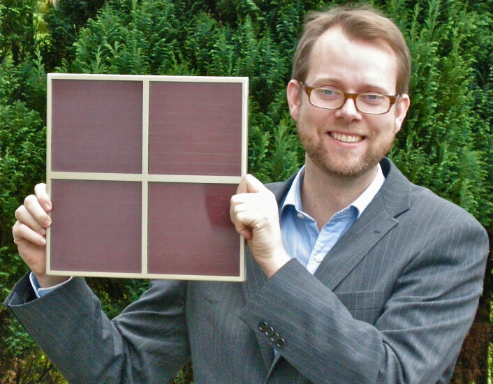 Andreas Westermoen viser en prototypmodul bygde med DSC-metoden og Jomas nanopartikler. (Foto: Joma) Andreas Westermoen viser en prototypmodul bygde med DSC-metoden og Jomas nanopartikler. (Foto: Joma)