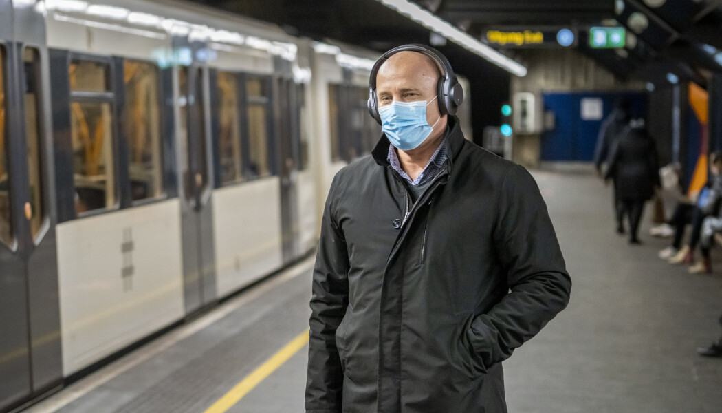 Flere i Oslo velger å gå med munnbind. En rekke land påbyr eller anbefaler bruk av munnbind. Norske myndigheter har likevel ikke anbefalt folk å bruke det til nå. Folkehelseinstituttet kommer med en kunnskapsoppsummering om bruk av munnbind i løpet av få dager. Flere i Oslo velger å gå med munnbind. En rekke land påbyr eller anbefaler bruk av munnbind. Norske myndigheter har likevel ikke anbefalt folk å bruke det til nå. Folkehelseinstituttet kommer med en kunnskapsoppsummering om bruk av munnbind i løpet av få dager.