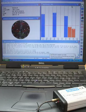 "Boksen til høyre er en protype på HS-GPS mottakeren. På skjermen leses det av hvilke satelitter den har kontakt med (fem). Blå søyler viser at mottakeren selv dekoder navigasjonsmeldingen fra satelitten, mens de oransje indikerer at mottakeren kun klarer å måle avstanden til satellitten."