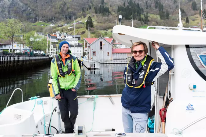 Forskerene Tore Strohmeier og Øivind Strand har brukt en uke på å teste ut metoden langs hele Hardangerfjorden. Nå håper de å bruke den langs hele kysten for å kartlegge blåskjellbestanden.