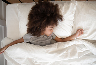 Hvorfor rykker vi til når vi sovner?
