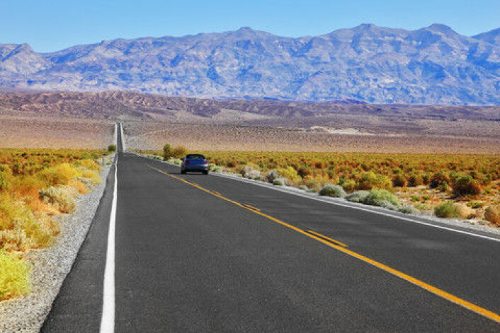 Death Valley-ørkenen ligger i et «hull» omgitt av fjell. Det gjør det til en varm og tørr ørken uten nedbør. (Foto: Colourbox) Death Valley-ørkenen ligger i et «hull» omgitt av fjell. Det gjør det til en varm og tørr ørken uten nedbør. (Foto: Colourbox)
