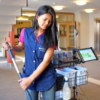 Vannet er stort sett fraværende hos mange av dagens renholdere, og iPad er kommet inn som et nytt verktøy. Lislin Bævre er blant dem som holder NTNU rent. (Foto: Ole Tolstad/NTNU) Vannet er stort sett fraværende hos mange av dagens renholdere, og iPad er kommet inn som et nytt verktøy. Lislin Bævre er blant dem som holder NTNU rent. (Foto: Ole Tolstad/NTNU)