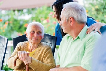 Få pleiere å forholde seg til er ansett som klinisk bra, fordi pleierne etterhvert kjenner pasienten godt og oppdager selv små endringer som skjer med pasienten over tid. (Foto: Microstock, Sandor Kacso) Få pleiere å forholde seg til er ansett som klinisk bra, fordi pleierne etterhvert kjenner pasienten godt og oppdager selv små endringer som skjer med pasienten over tid. (Foto: Microstock, Sandor Kacso)