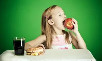 Ja, takk, litt av begge deler! Forskning viser nemlig at foreldre som setter strenge restriksjoner for hva barna deres får spise, får barn som spiser mindre grønnsaker. (Illustrasjonsfoto: iStockphoto)