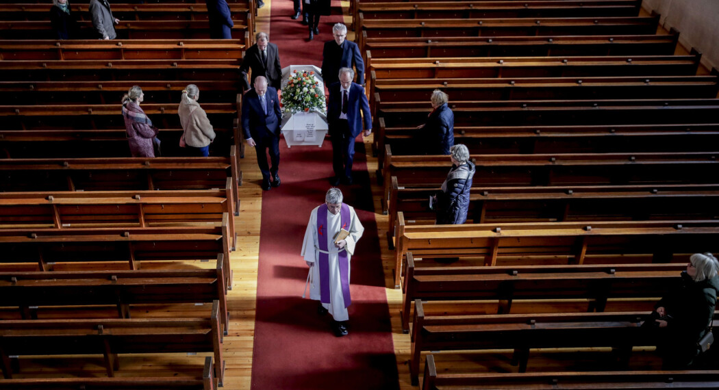 Begravelse i Grefsen kirke i Oslo under koronatiden i mars. De frammøtte og familie sitter med god avstand til hverandre. Begravelse i Grefsen kirke i Oslo under koronatiden i mars. De frammøtte og familie sitter med god avstand til hverandre.
