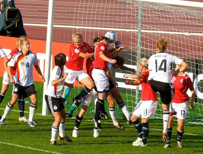 Mens damelandslaget gjør det jevnt over bra i internasjonale turneringer, når herrelandslaget sjelden opp. Allikevel regnes herrefotballen som helt klart overlegen, fordi det damene driver med ikke er ekte fotball. Her spiller Norge mot Tyskland i EM 2009 i Finland. (Foto: Wikimediacommons) Mens damelandslaget gjør det jevnt over bra i internasjonale turneringer, når herrelandslaget sjelden opp. Allikevel regnes herrefotballen som helt klart overlegen, fordi det damene driver med ikke er ekte fotball. Her spiller Norge mot Tyskland i EM 2009 i Finland. (Foto: Wikimediacommons)