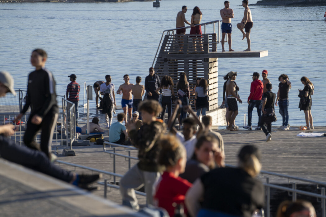 Det er fortsatt en del smitte ute i det norske samfunnet, slår FHI fast. Det kan ta mange uker før koronautbruddet blir erklært som over. Her fra Sørenga i Oslo i vår. Det er fortsatt en del smitte ute i det norske samfunnet, slår FHI fast. Det kan ta mange uker før koronautbruddet blir erklært som over. Her fra Sørenga i Oslo i vår.