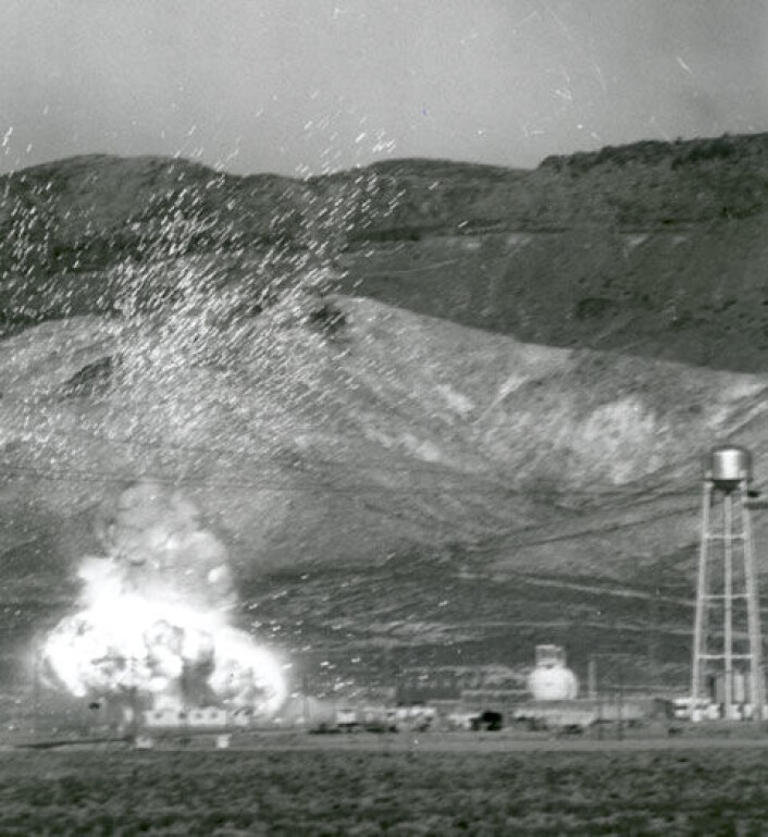 En reaktor går varm og eksploderer i et kontrollert sikkerhetseksperiment i Nevada på 1960-tallet. Denne reaktoren skulle brukes i atomrakettmotoren NERVA. (Foto: NASA) En reaktor går varm og eksploderer i et kontrollert sikkerhetseksperiment i Nevada på 1960-tallet. Denne reaktoren skulle brukes i atomrakettmotoren NERVA. (Foto: NASA)