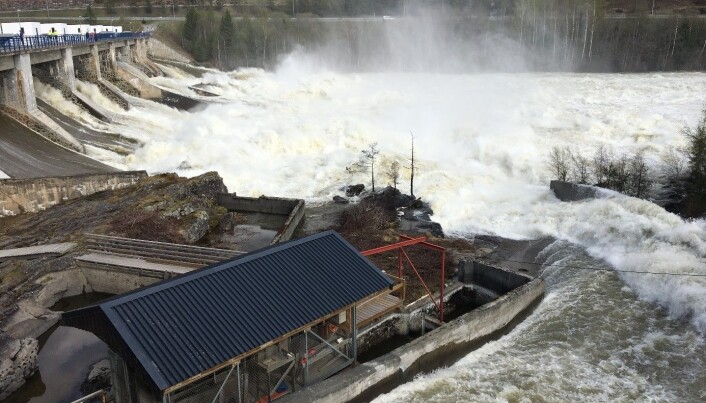 2000 kubikkmeter vann per sekund over Hunderfossen i 2018. 2000 kubikkmeter vann per sekund over Hunderfossen i 2018.