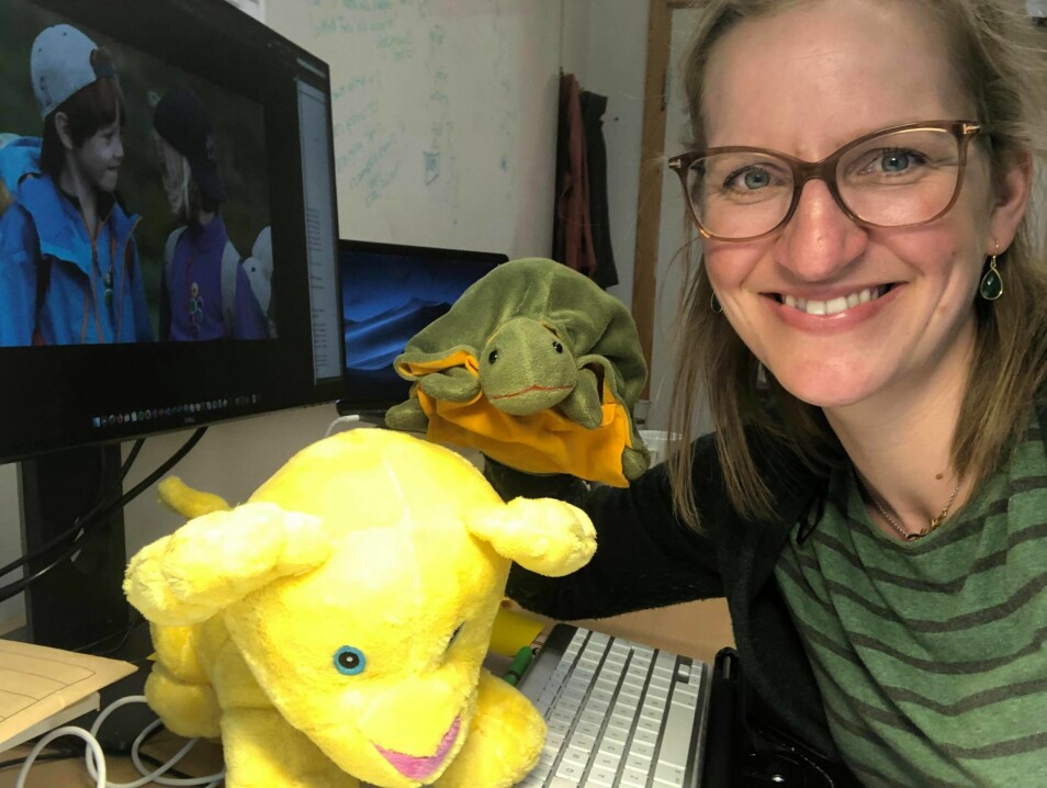 Tina Ringstad er språkforsker på NTNU. Hun bruker en bamse når hun skal finne ut hvordan barn snakker.