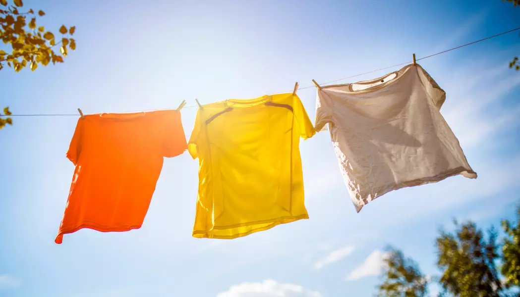 Den duggfriske duften av klær som har tørket utendørs, skyldes fysiske og kjemiske prosesser på tekstiloverflaten hvor solen er involvert.