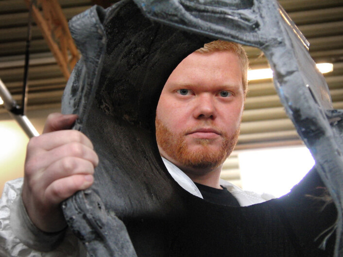 Unik konstruksjon: Erik Olsvik med rammen til Roskva. Den er selvbærende, laget av karbonfiber. Mange faktorer påvirket hverandre gjensidig, og gjorde designet vanskelig. (Foto: Arnfinn Christensen) Unik konstruksjon: Erik Olsvik med rammen til Roskva. Den er selvbærende, laget av karbonfiber. Mange faktorer påvirket hverandre gjensidig, og gjorde designet vanskelig. (Foto: Arnfinn Christensen)