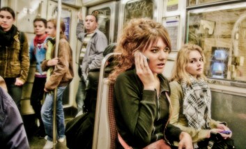 "Sjansen for at du synes det er flaut å snakke om intime tema på trikken er lavere hvis du har en smarttelefon, viser en ny undersøkelse. Andre rundt deg er kanskje ikke like begeistret." (Illustrasjonsfoto: Colourbox) "Sjansen for at du synes det er flaut å snakke om intime tema på trikken er lavere hvis du har en smarttelefon, viser en ny undersøkelse. Andre rundt deg er kanskje ikke like begeistret." (Illustrasjonsfoto: Colourbox)