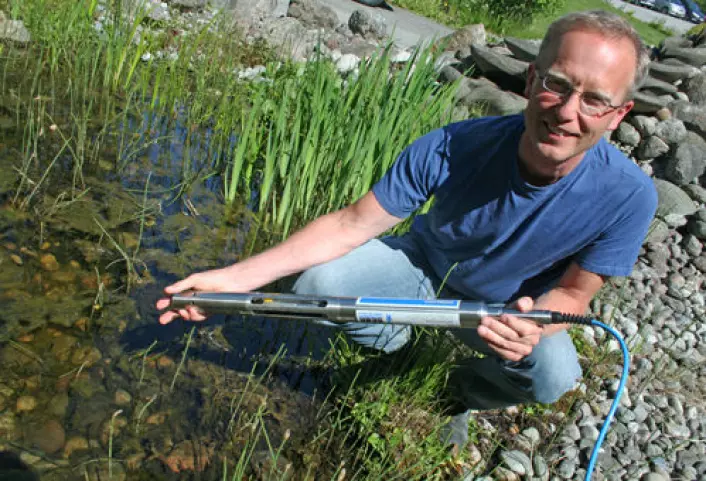 Forsker Roger Roseth ved Bioforsk med sonde for måling av miljøkvalitet i ferskvann. Slike sonder brukes ved mange større anleggsarbeider rundt om i Sør-Norge. (Foto: Asle Rønning)