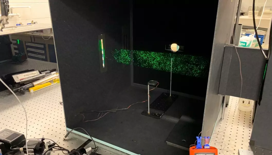 Sånn så boksen ut der personene stod og snakket. Det grønne lyset er laseren som viser dråpene i lufta.