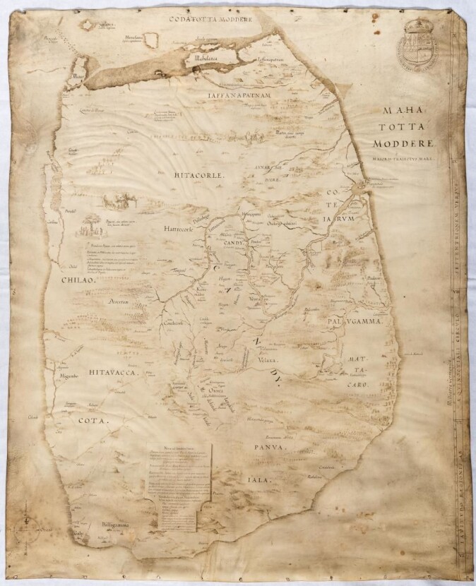 Spikerhull viser at dette kartet over Ceylon har blitt hengt opp, og det menes at det ble overbrakt til Christian IV av Marcelis Boshouwer. Nederlenderen ankom i november 1617 til København på vegne av riket Kandys hersker, som ønsket dansk hjelp til å tøyle den portugisiske kolonimakten. Spikerhull viser at dette kartet over Ceylon har blitt hengt opp, og det menes at det ble overbrakt til Christian IV av Marcelis Boshouwer. Nederlenderen ankom i november 1617 til København på vegne av riket Kandys hersker, som ønsket dansk hjelp til å tøyle den portugisiske kolonimakten.