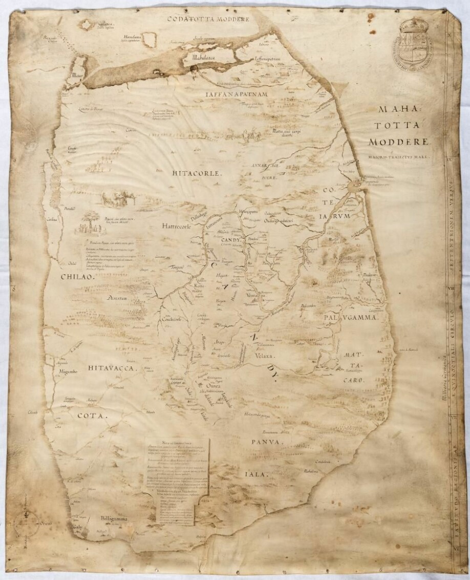Spikerhull viser at dette kartet over Ceylon har blitt hengt opp, og det menes at det ble overbrakt til Christian IV av Marcelis Boshouwer. Nederlenderen ankom i november 1617 til København på vegne av riket Kandys hersker, som ønsket dansk hjelp til å tøyle den portugisiske kolonimakten.